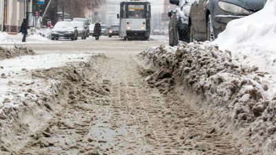 В Челябинске вслед за тротуарами начали исчезать дороги
