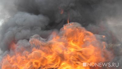 В Нижнем Тагиле жители спасались от пожара, выезжая в объятых пламенем авто (ВИДЕО)