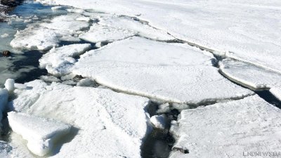 Семь рыбаков оказались на оторвавшихся на Байкале льдинах