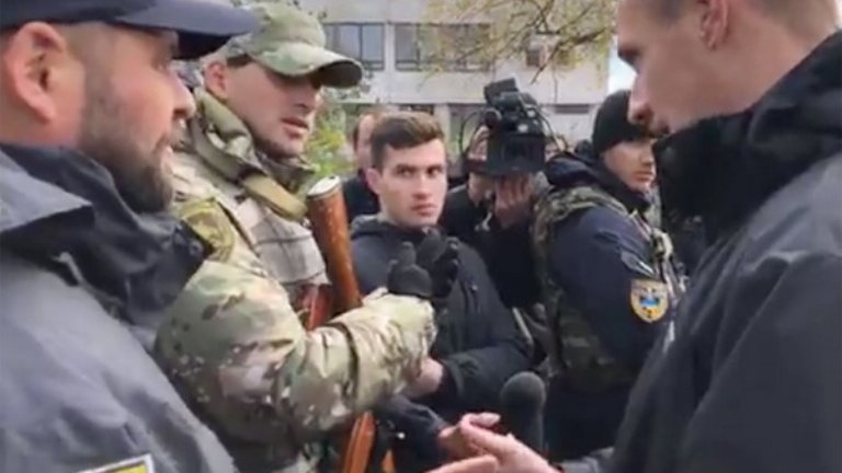 В Донбассе неонацисты прорвали блокпост полиции и мчатся на линию размежевания
