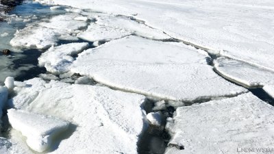 Рыбаки на снегоходах провалились под лед в Якутии