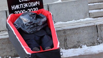 «Молодая гвардия» принесла гроб к памятнику Ленину (ФОТО)