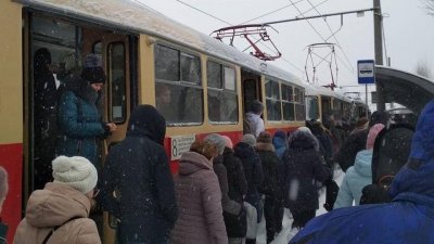 В Екатеринбурге в час пик встали трамваи (ФОТО)