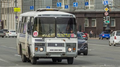 В Челябинске маршрутка снесла ограждение после столкновения с микроавтобусом