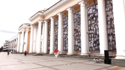 На фасаде вокзала разместили портреты ветеранов, уезжавших отсюда на фронт (ФОТО)