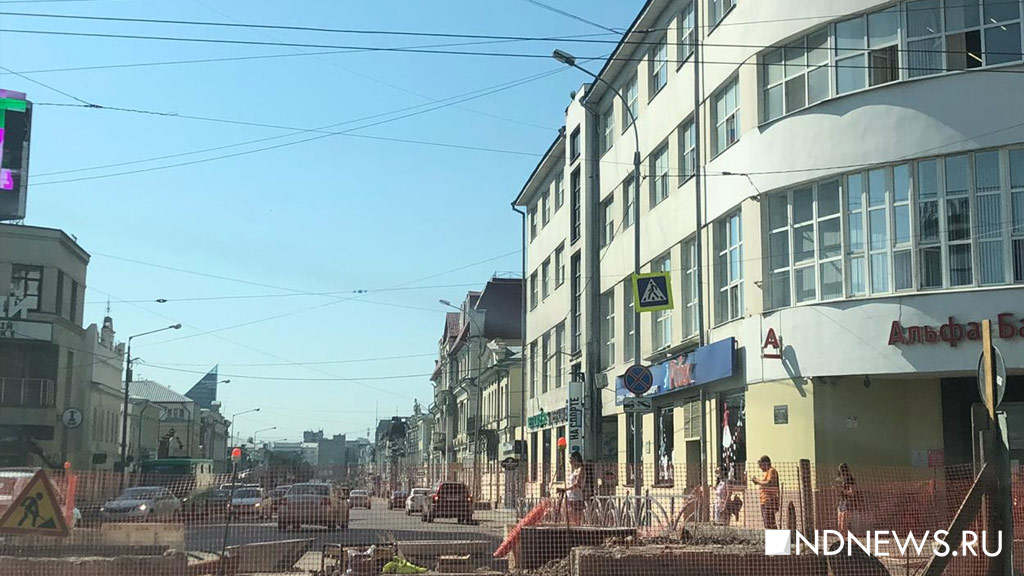 Раскопали и бросили. Водоканал устроил затор в центре Екатеринбурга (ФОТО)
