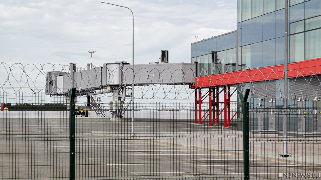 В Санкт-Петербурге пьяный мужчина пытался проникнуть на аэродром и застрял в заборе