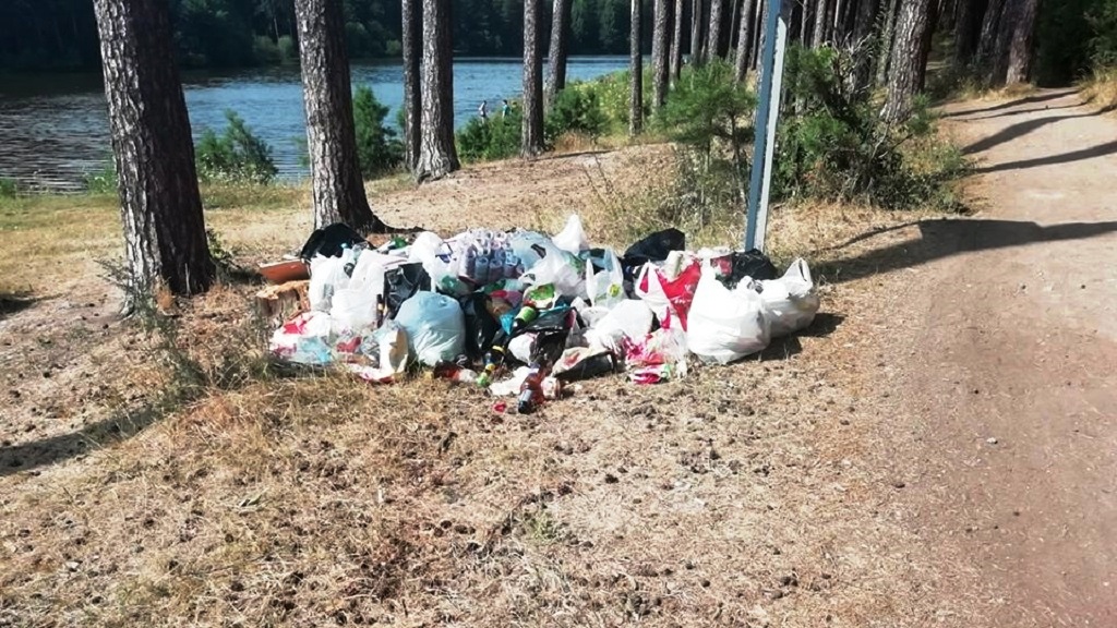 За три недели жары уральцы навалили тонны мусора на берега водоемов. Кому убирать – рассуждают мусорщики, общественники и чиновники (ФОТО)