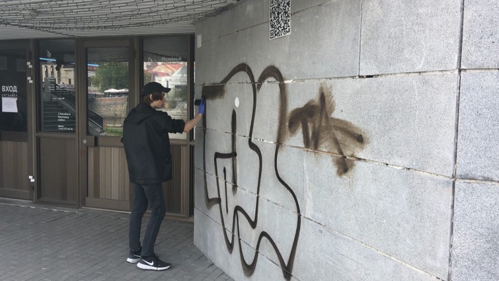 Два парня разрисовали вход в музей, а наутро пришли оттирать рисунки (ФОТО)