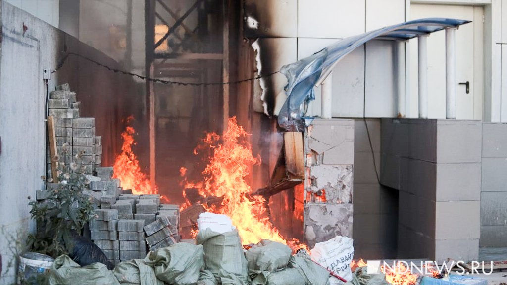 В Екатеринбурге у правительственного гаража загорелась свалка (ФОТО)
