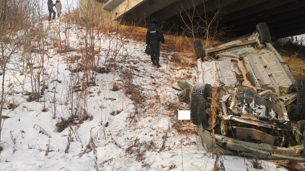 Под железнодорожным мостом лесник нашел разбитую иномарку с телом водителя (ФОТО)