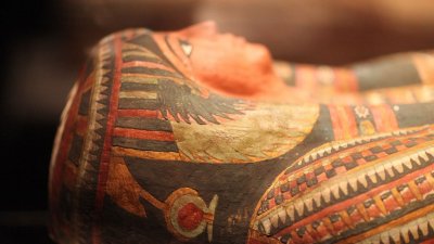 В Египте обнаружили 54 саркофага, древние игры и маски