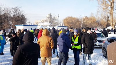 У стадиона «Динамо» собралось более 200 человек: школьников нет, пришли горожане, недовольные уборкой улиц (ФОТО)