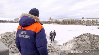 Плюс 7 и проталины: десятки людей выходят на лед городского пруда (ВИДЕО)