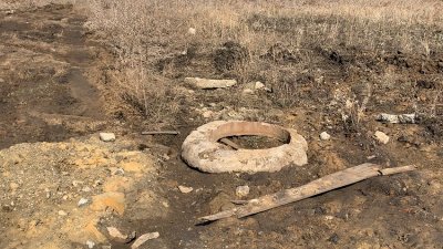 В поселке под Челябинском дорожники засыпали щебнем люки