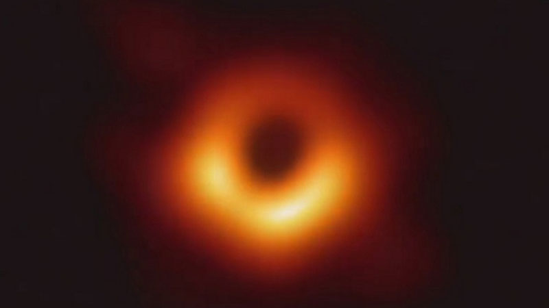 Ученые смогли сфотографировать черную дыру «во всей красе»