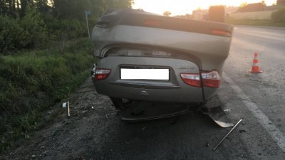 Под Екатеринбургом опрокинулась машина – пьяный водитель уснул за рулем (ФОТО)