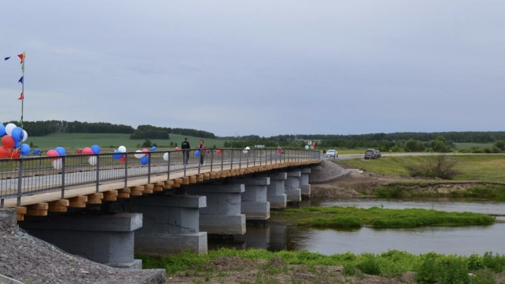 Дырявый мост в Зауралье, который шатался под автобусами, капитально отремонтировали