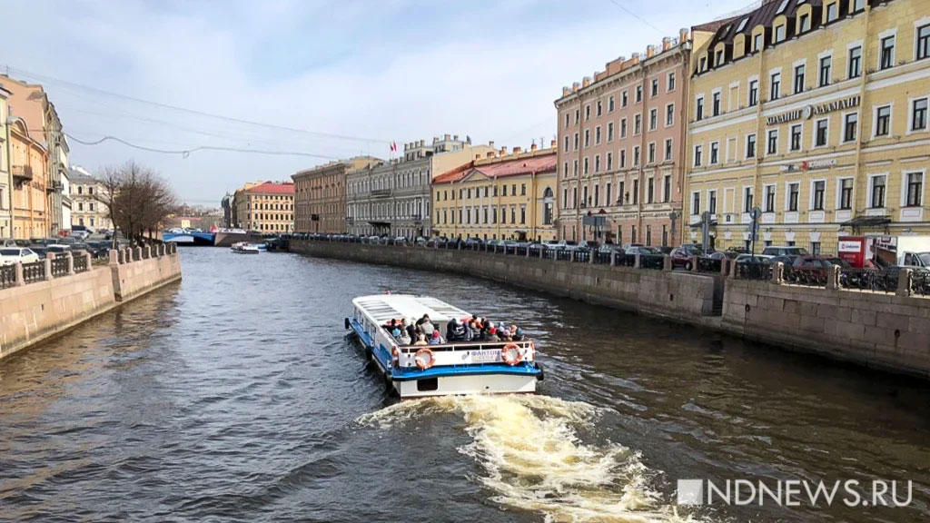 В Санкт-Петербурге прогулочный теплоход сел на мель