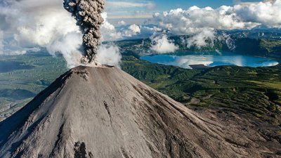 На Курилах вулкан Эбеко выбросил столб пепла