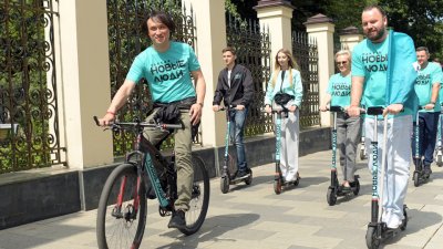 Московские кандидаты партии «Новые люди» отправились в Госдуму на велосипедах и самокатах