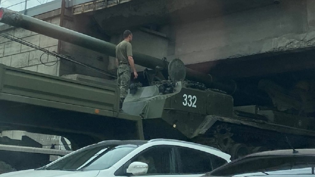В Новосибирске самая мощная пушка застряла под мостом