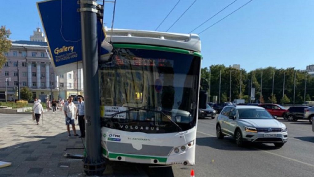 В Воронеже две пенсионерки пострадали при столкновении автобуса со столбом