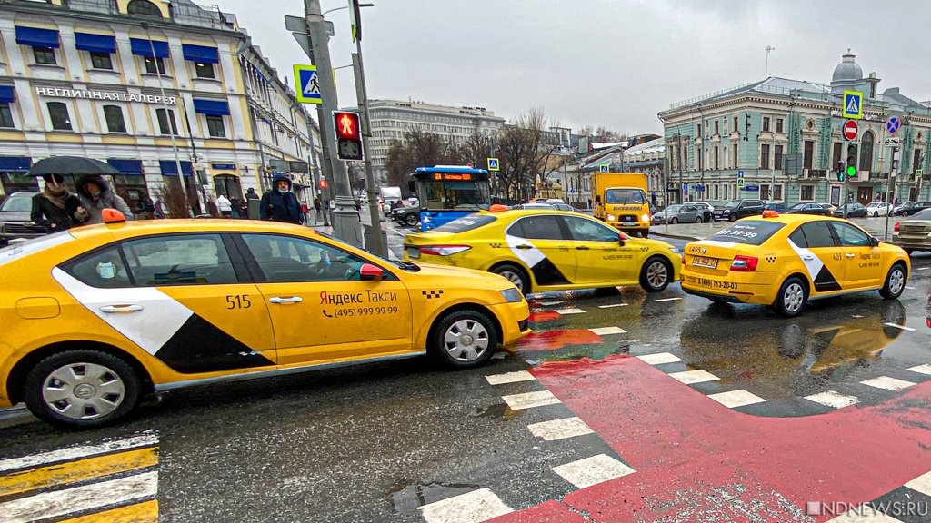 Сэкономил: москвич отправился в Крым на такси