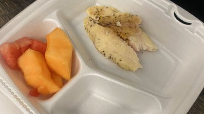 Американцы раскритиковали афганца, который выложил фото скудной порции еды из лагеря беженцев в Техасе