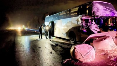 Автобус с вахтовиками врезался в КамАЗ на «трассе смерти», есть пострадавшие (ФОТО)
