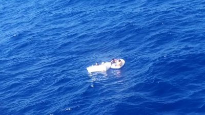 Яхта потерпела крушение в океане: матери пришлось кормить детей грудью, чтоб они выжили