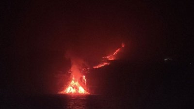 Потоки лавы создали огненную пирамиду на Канарах