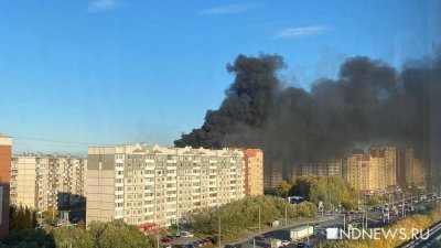 Обновлено: в Тюмени горит жилой дом, огнем охвачена крыша здания (ФОТО)