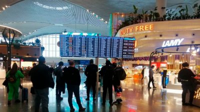 Заблокированные в аэропорту Стамбула пассажиры смогли улететь домой