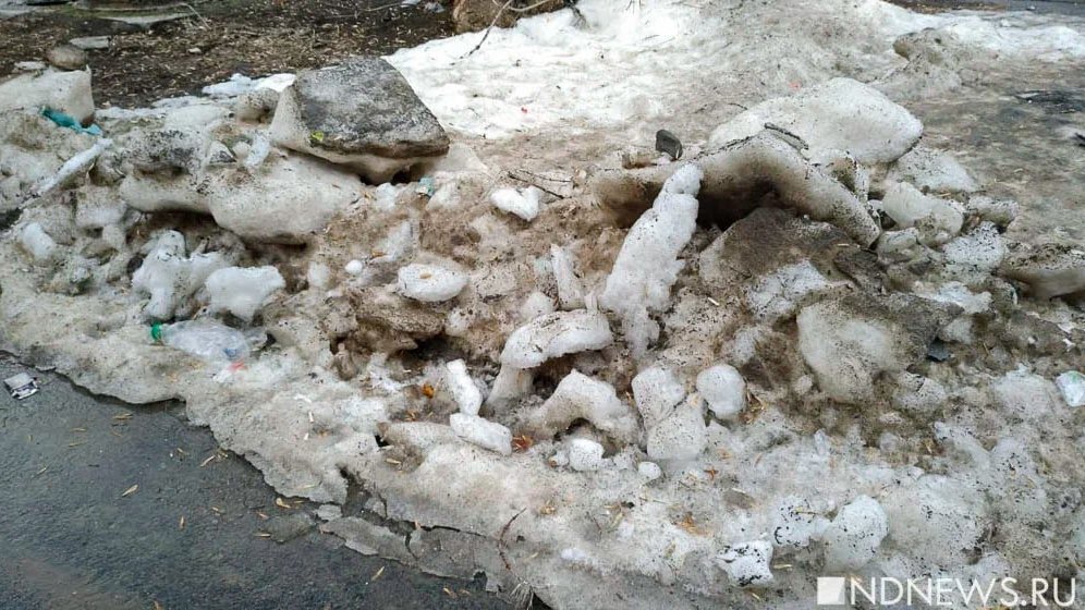Женщина и двое детей попали в больницу после падения снега с крыши в Подмосковье
