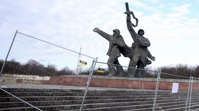 Начался снос памятника советским воинам – освободителям Риги (ВИДЕО)