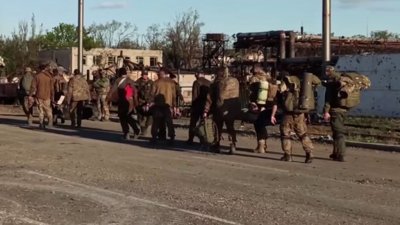 Милиция ЛНР приняла первых сдавшихся украинских военных с «Азота»
