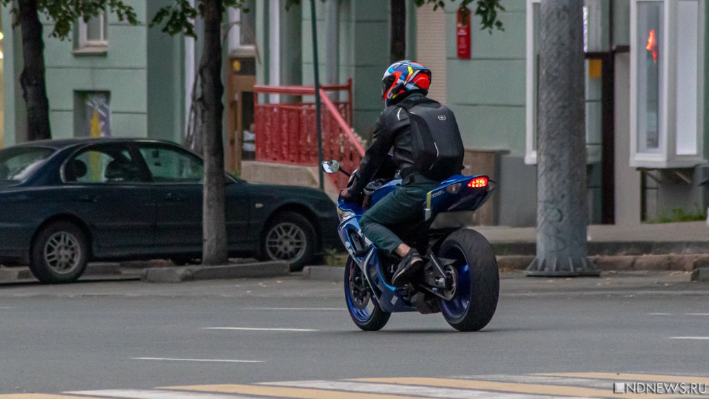 В Челябинске легковушка «подбросила» мотоциклиста