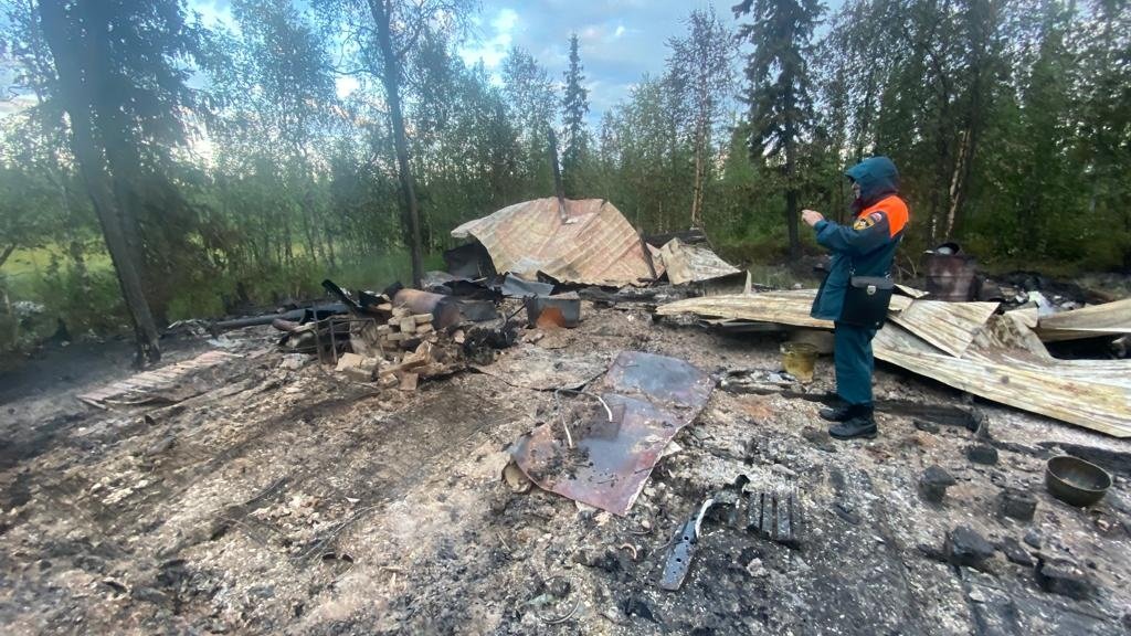 На Ямале снова нашли тела двоих мужчин в сгоревшей лесной избушке (ФОТО)