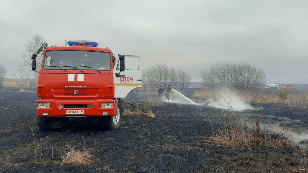 Пожарные локализовали торфяной пожар в пригороде Екатеринбурга
