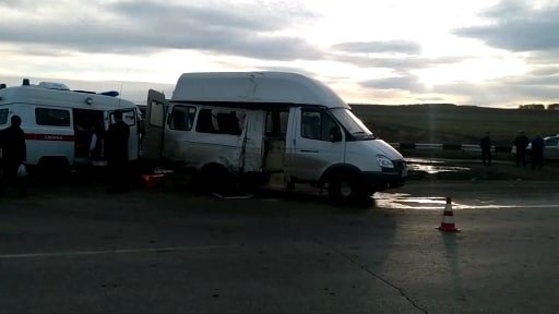 В Артях микроавтобус врезался в КамАЗ, пострадали четыре человека