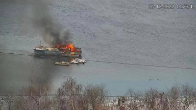 В акватории Москвы-реки сгорело судно