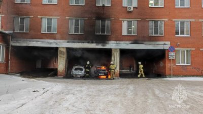 В Екатеринбурге из-за пожара на парковке эвакуировались 300 человек (ФОТО)