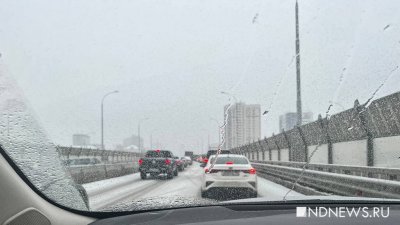 Пробки и бешеные цены на такси: Екатеринбург встал из-за затяжных снегопадов