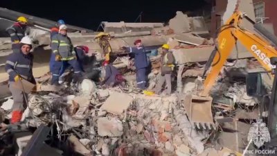 Спасатели МЧС нашли под руинами в Турции тела двух россиян