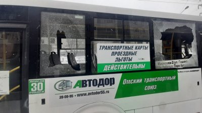 В Омске струя кипятка выбила окна в автобусе