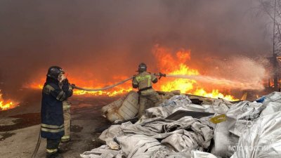 Прокуратура начала проверку из-за пожара на промышленных складах Екатеринбурга