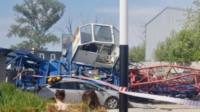 В Новосибирске строительный кран рухнул на автомобили – один человек погиб