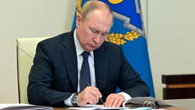 Путин продлил действие ответных мер на потолок цен на российскую нефть
