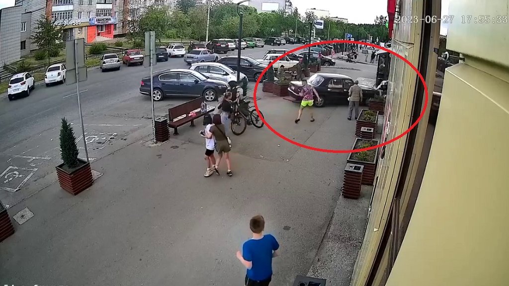 В Лесном «Волга» вылетела на тротуар и прижала женщину к зданию